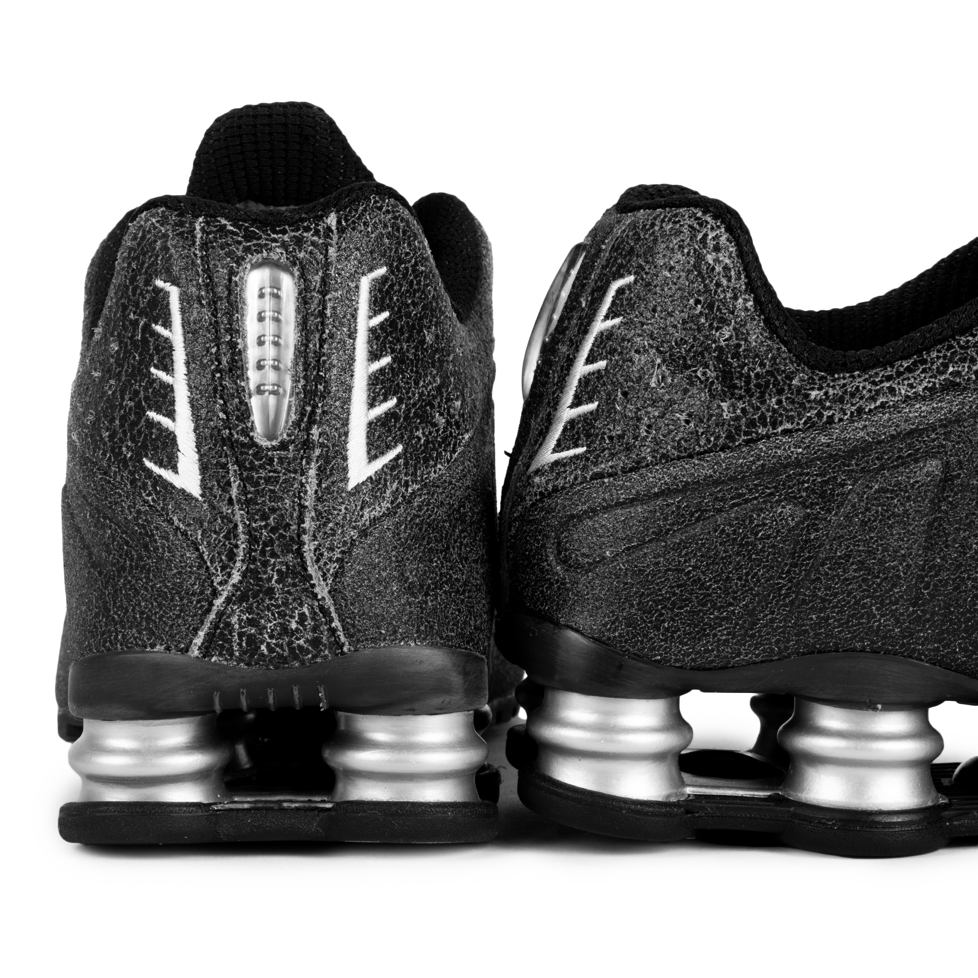 Nike Shox R4 QS Black/Sail/Lt Smoke Grey/Metallic Silver IO4544-002