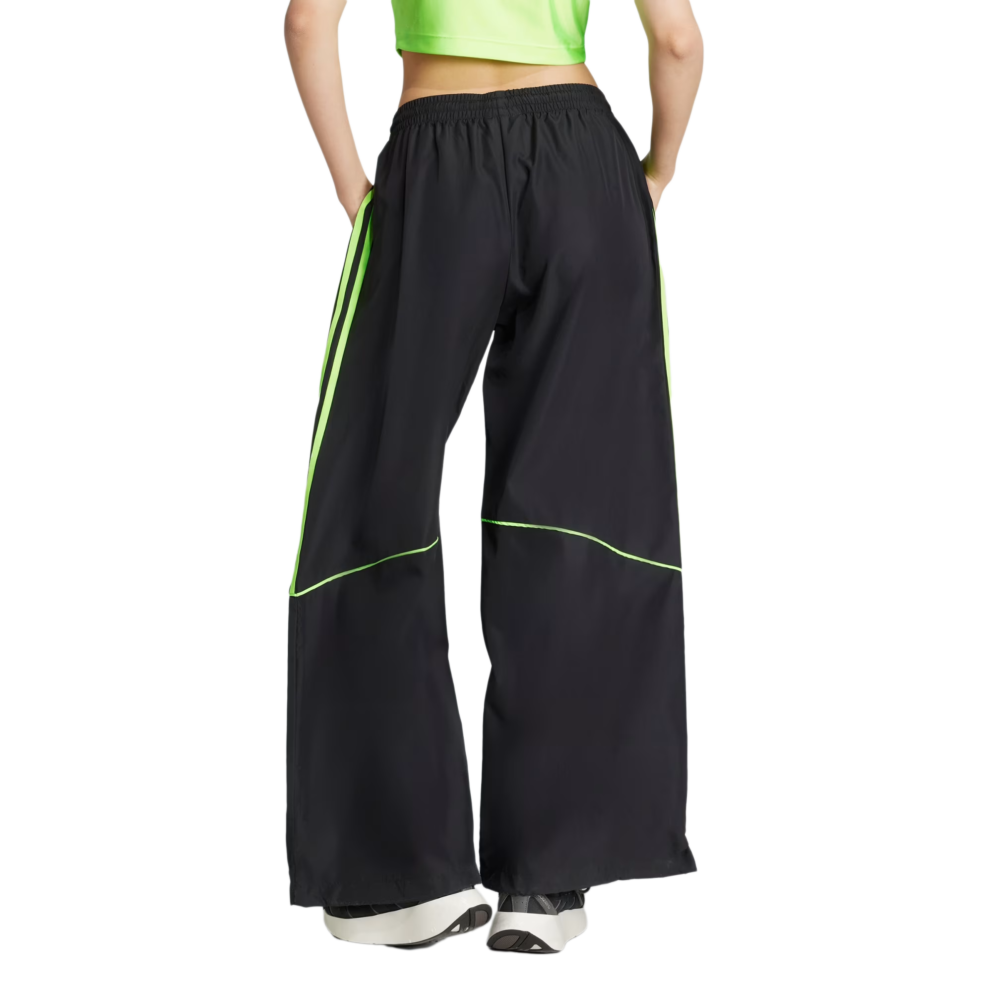 adidas Women's Teamgeist Adicolor Oversized Woven Track Pant Black/Siggnr JV7478
